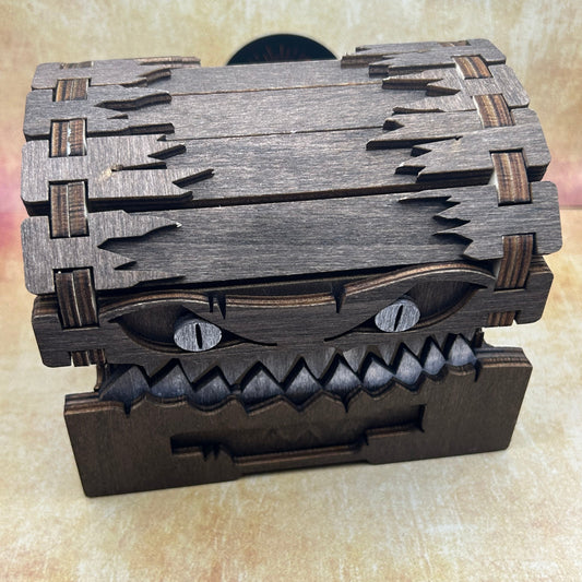 Würfeltruhe Mimic "Holz" mit zufälligem Würfelset