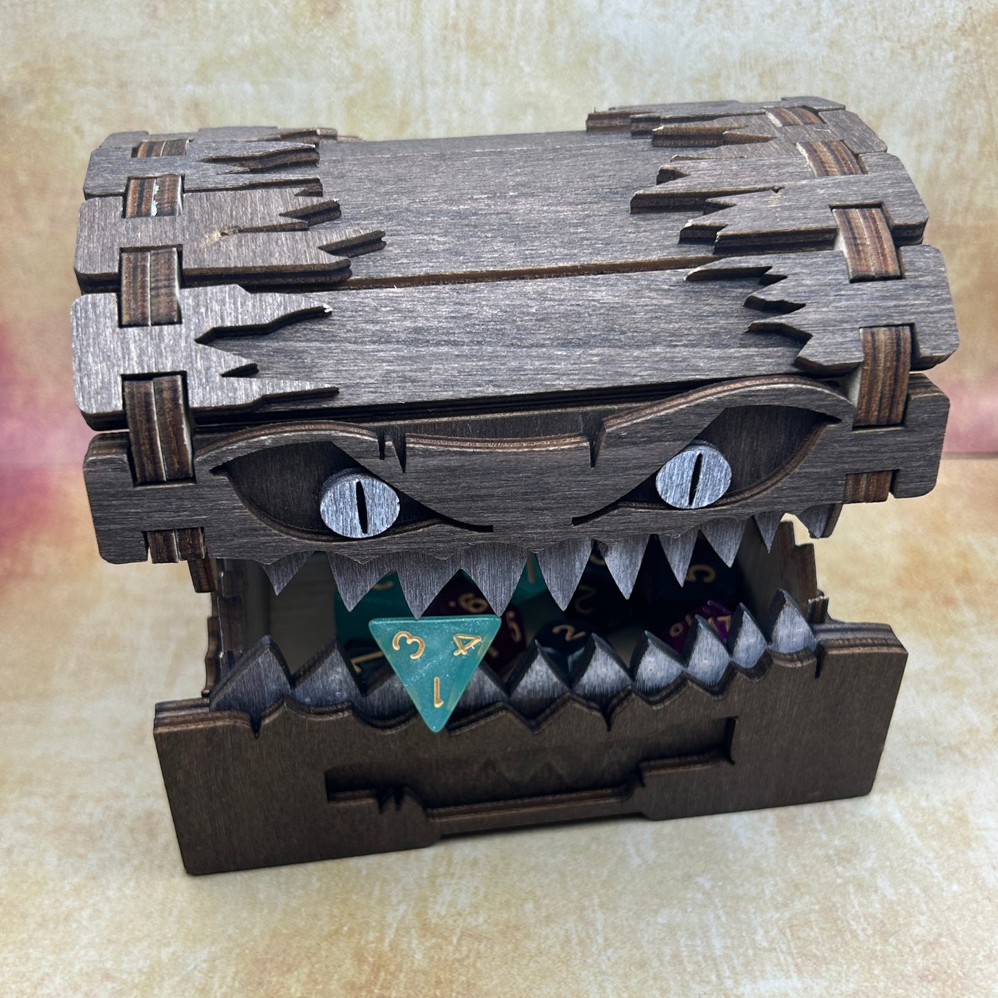 Würfeltruhe Mimic "Holz" mit zufälligem Würfelset