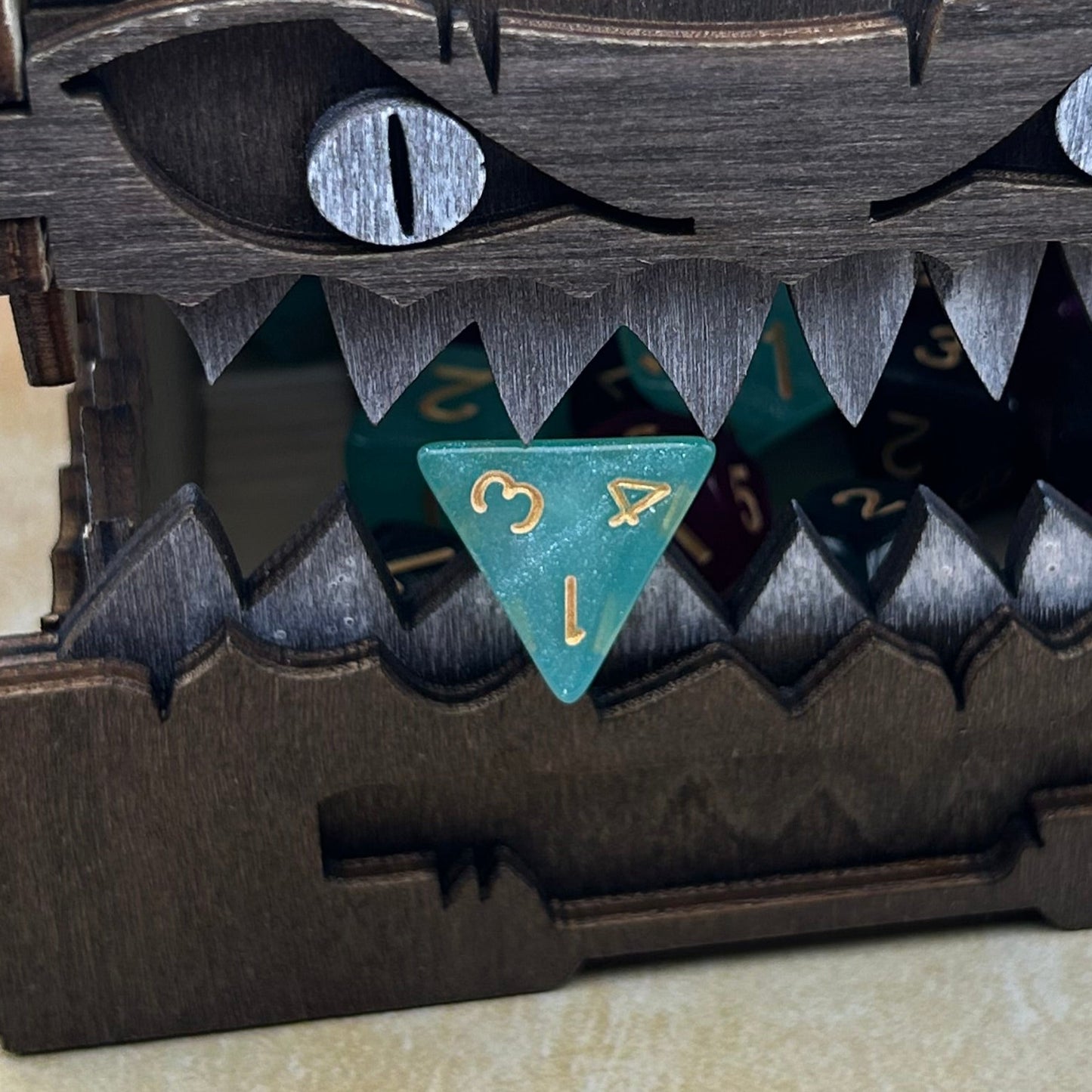 Würfeltruhe Mimic "Holz" mit zufälligem Würfelset